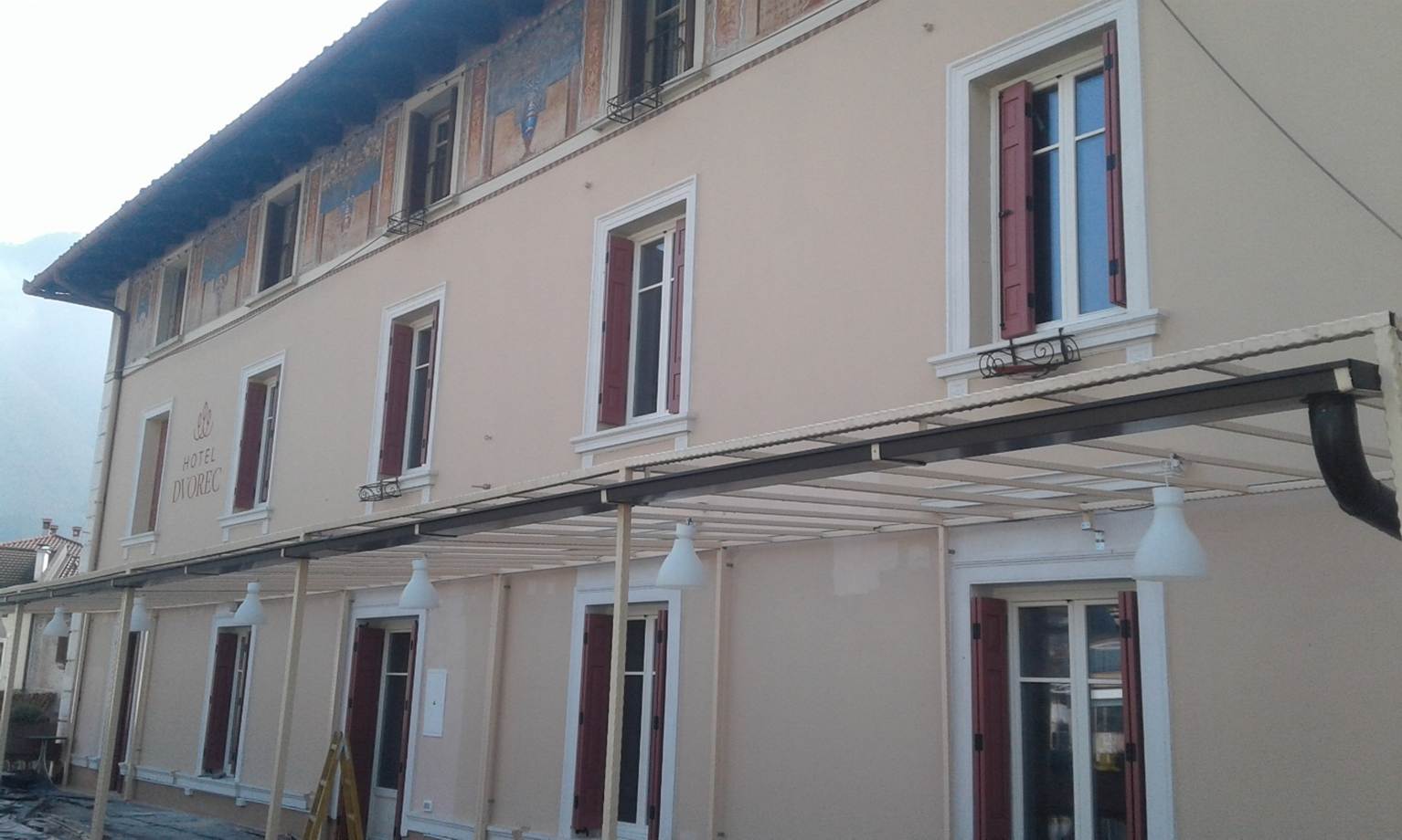 Slika, ki vsebuje besede stavba, okno, na prostem, nebo